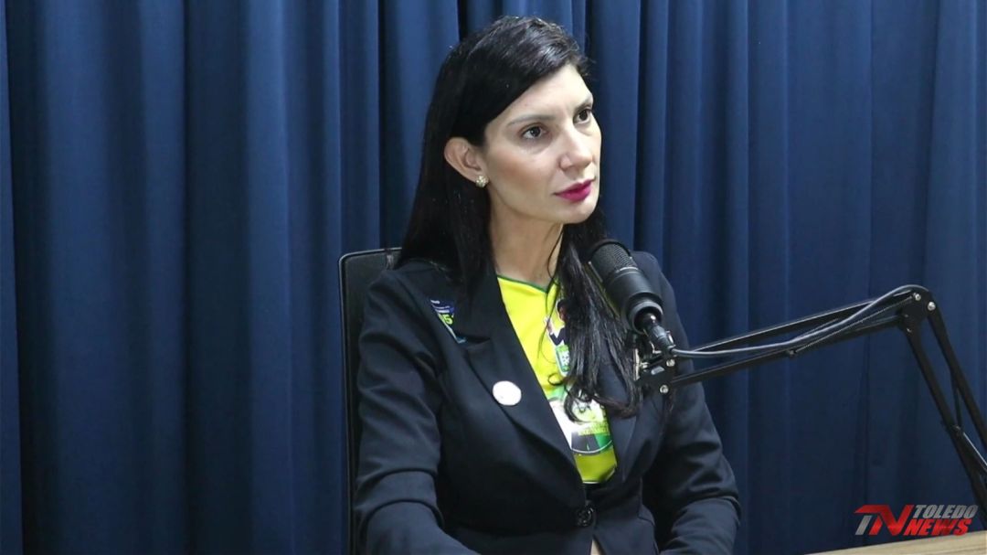 Candidata a deputada federal Drielli de Souza durante entrevista abordando propostas para Toledo e o Oeste Paranaense