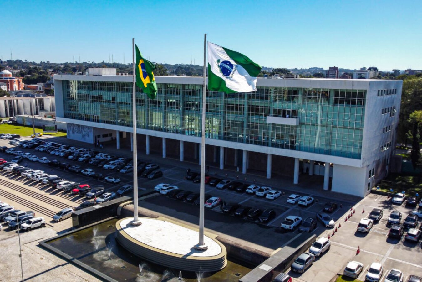 Candidatos ao governo do Paraná em debate ou campanha eleitoral.