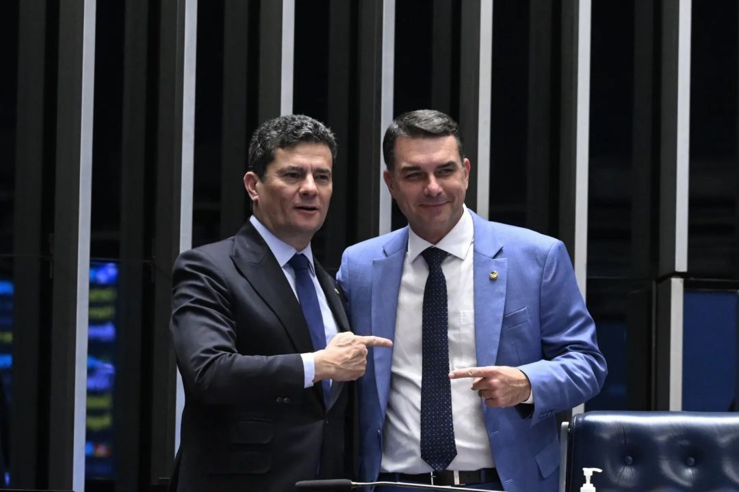 Urnas eletrônicas e apuração de votos durante o primeiro turno das eleições em Toledo PR
