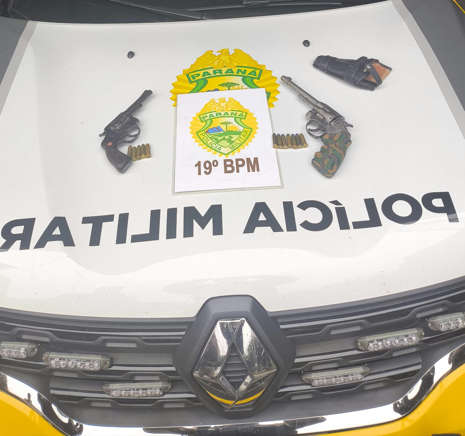 Viatura da Polícia Militar do Paraná estacionada em frente a um local de votação em Toledo durante o dia de eleições