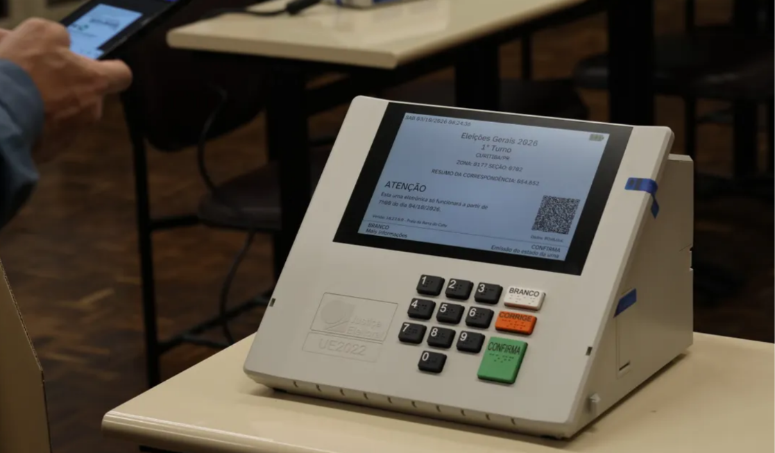 Eleitor votando em urna eletrônica durante o pleito supervisionado pelo TRE-PR