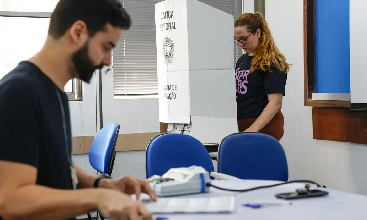 Eleitor votando na urna eletrônica durante o período eleitoral no Brasil