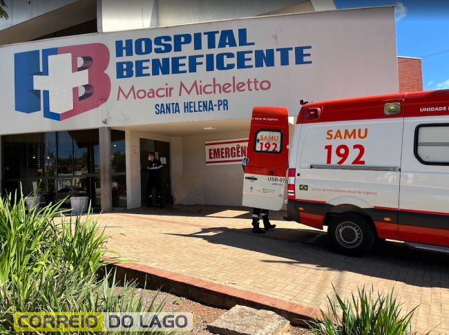 Ambulância do Samu estacionada em rua de distrito com equipes de atendimento pré-hospitalar em ação