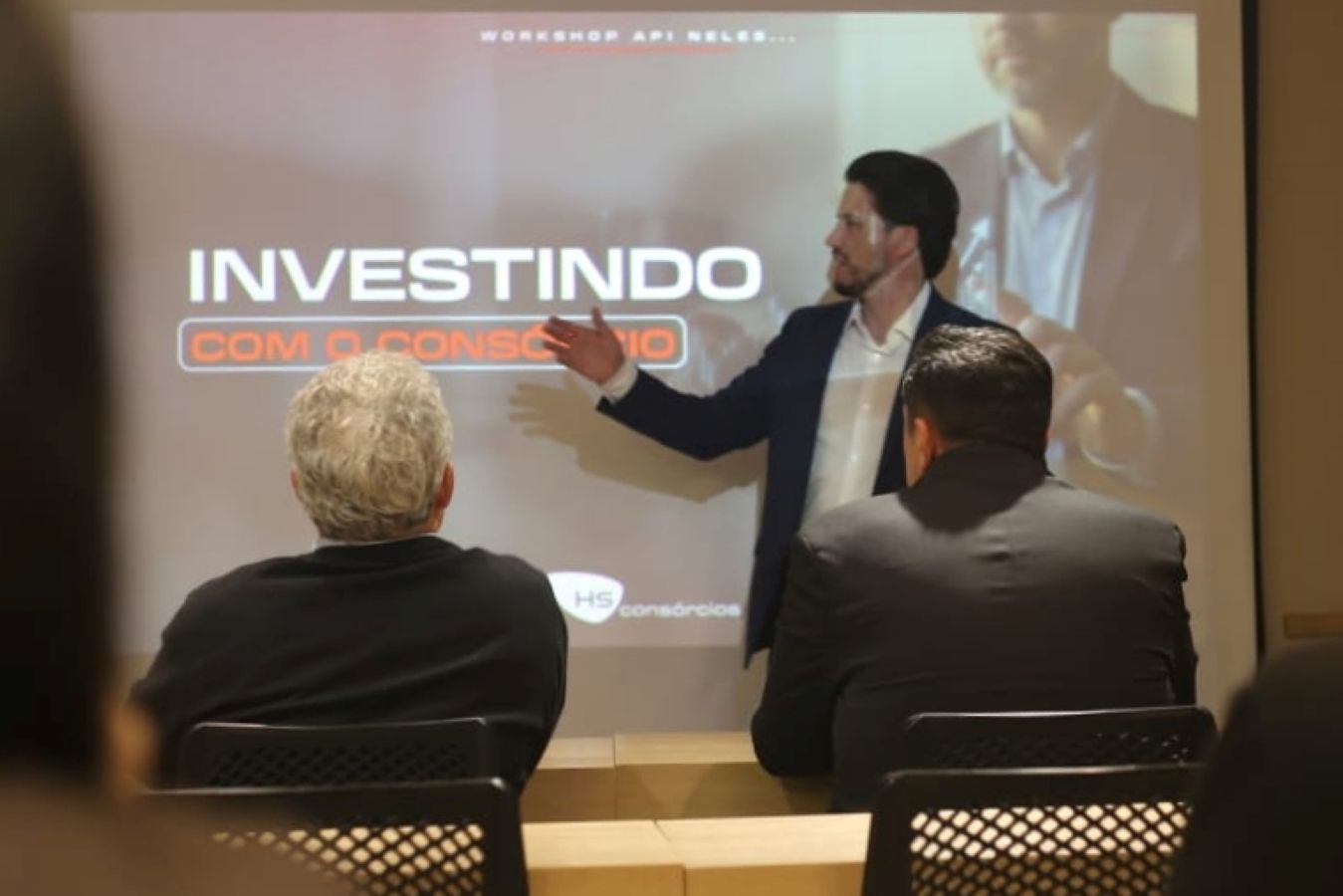 Empresários e investidores reunidos no auditório da ACIT em Toledo durante evento sobre planejamento financeiro