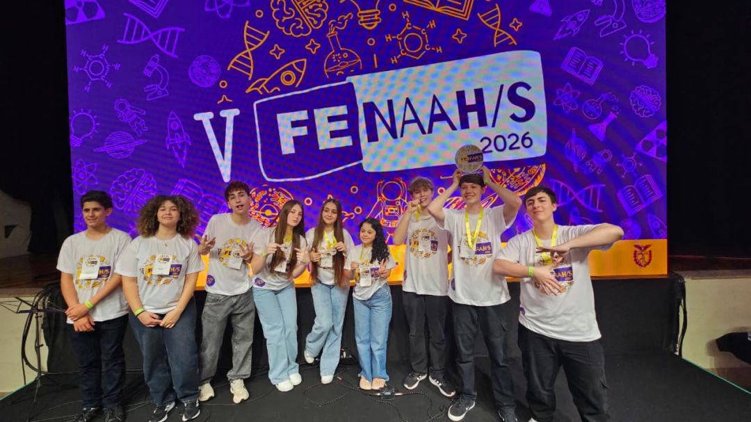 Estudantes da Academia e Colégio Donaduzzi perfilados ao lado de seus projetos científicos premiados em feira estadual