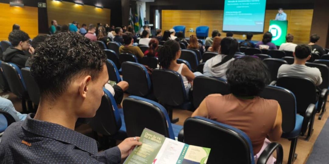 Auditório da FAG Toledo lotado durante a abertura da Semana Acadêmica do NACA