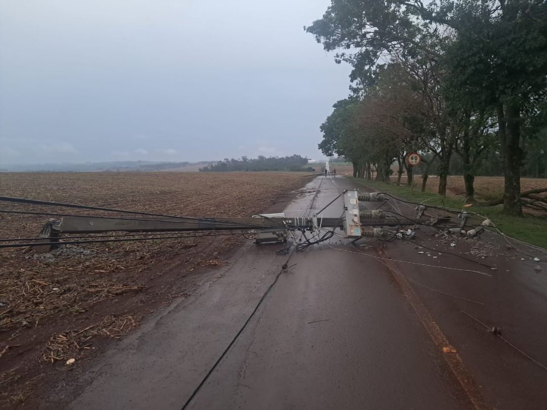Equipe da Copel realizando manutenção em rede elétrica danificada após temporal em Toledo