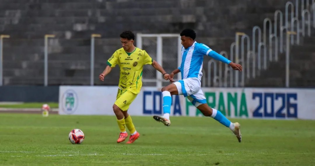 Jogadores do Futebol Clube Cascavel em campo durante partida da Copa Paraná