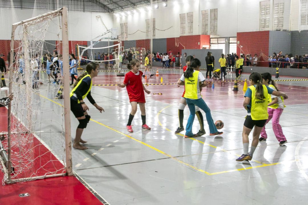 Alunos participando de competições esportivas nas quadras da Unipar campus 2 em Toledo