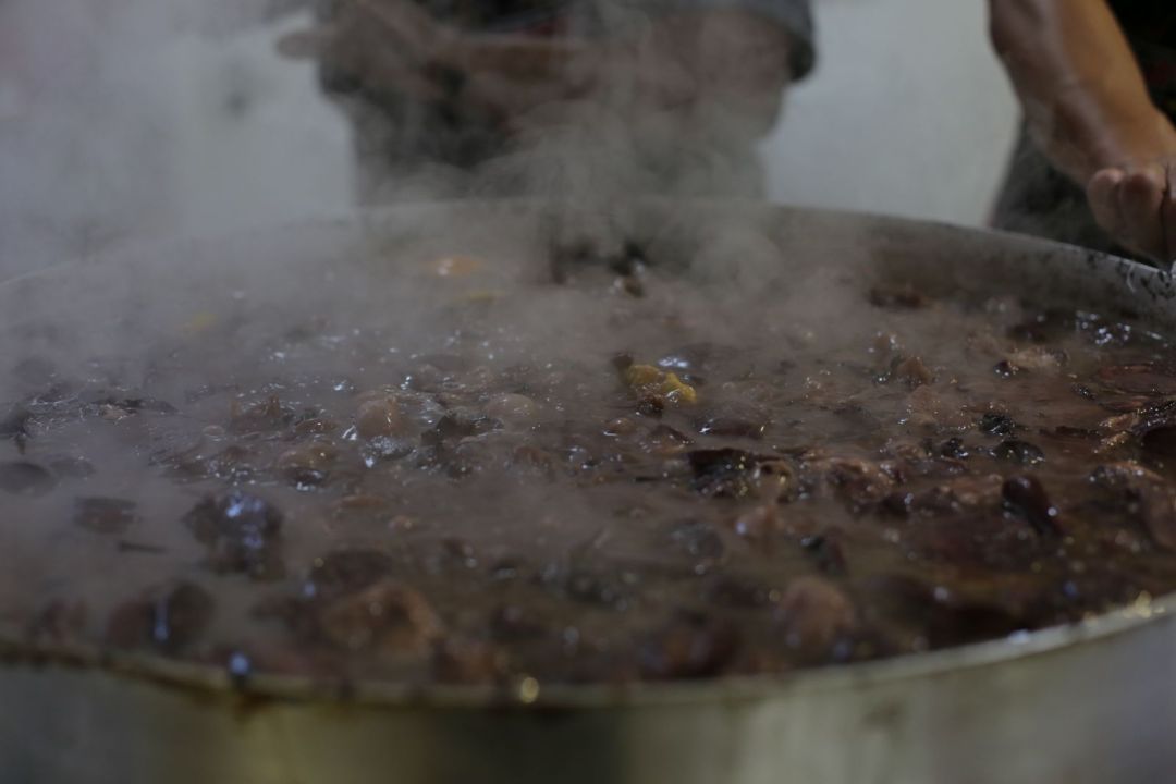 Voluntários preparando kits de feijoada solidária no Centro Educacional e Assistencial de Toledo