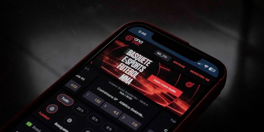 Tela de smartphone exibindo aplicativo de apostas esportivas com mensagem de serviço indisponível