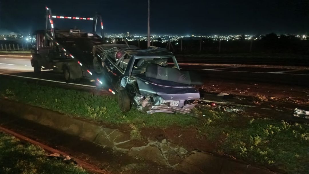Veículo Ford Del Rey capotado com as rodas para cima na Avenida Egydio Gerônymo Munaretto em Toledo