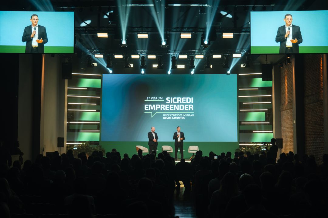 Especialistas reunidos no palco do 2º Fórum Sicredi Empreender discutindo o futuro dos negócios no Brasil