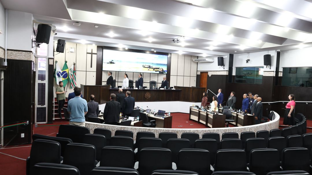 Autoridades reunidas no Gabinete do Prefeito de Toledo para a assinatura da lei que institui o Fundo Municipal de Proteção e Defesa Civil