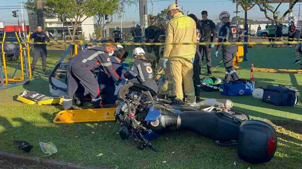 Viaturas e equipes de socorro isolam trecho da Avenida Tancredo Neves em Cascavel após acidente