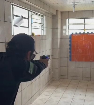 Agentes da Guarda Municipal de Toledo participando de treinamento operacional com o uso da arma eletroeletrônica SPARK