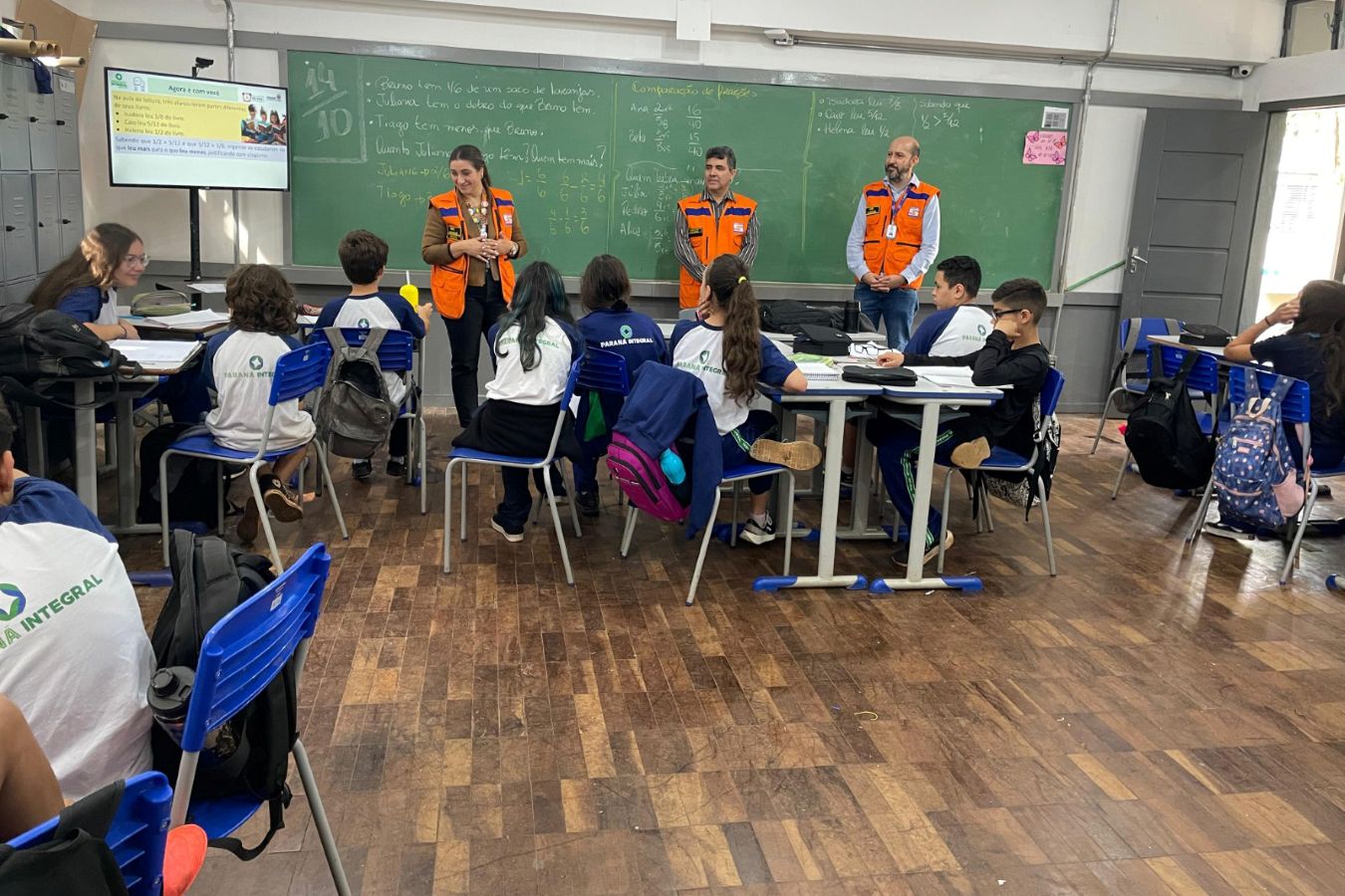 Fachada de colégio estadual em Toledo com alunos e professores durante rotina escolar