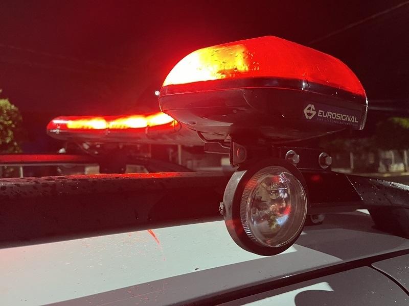 Viatura da Polícia Militar e equipe do Samu em atendimento de ocorrência no Centro de Toledo