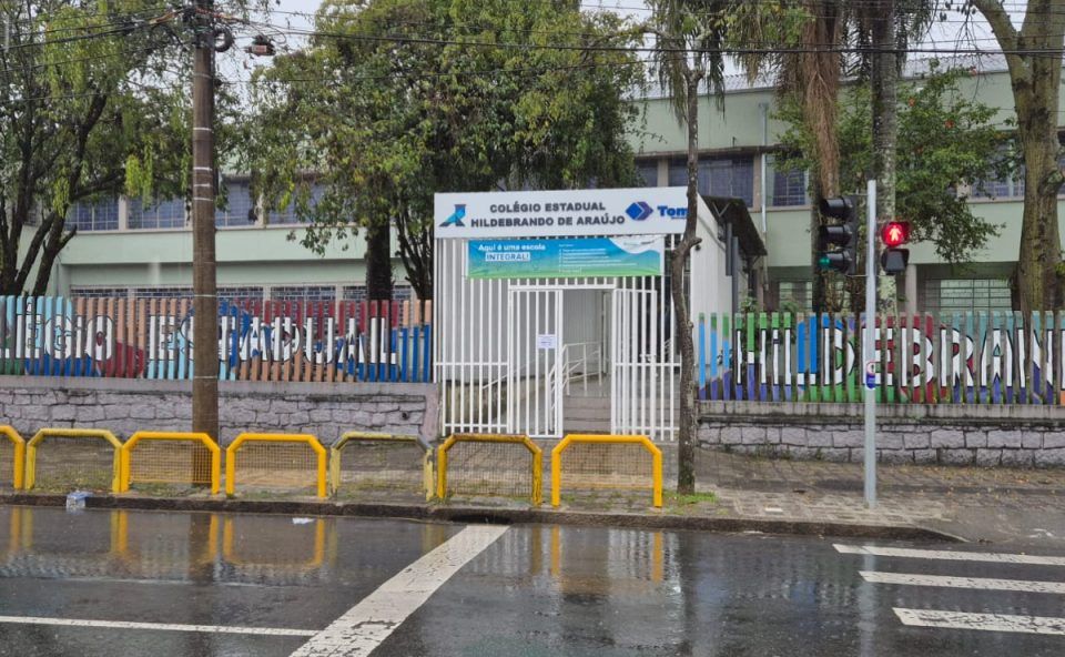 Viaturas policiais e área isolada em frente a um Centro Municipal de Educação Infantil durante operação de resgate de reféns em Curitiba