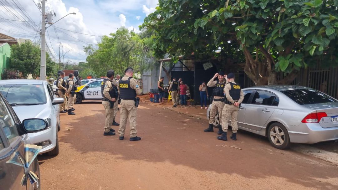 Viatura policial isolando rua durante atendimento a homicídio em Cascavel
