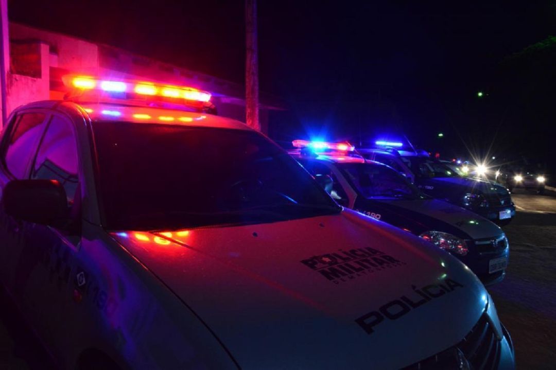 Viatura da Polícia Militar em operação de atendimento a ocorrência de violência doméstica