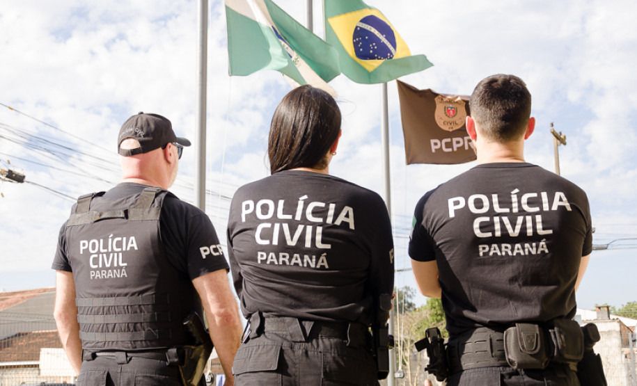 Viatura da Polícia Civil do Paraná e da Polícia Militar em operação de segurança