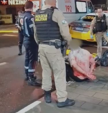 Viatura da Polícia Militar em atendimento de ocorrência no Centro de Toledo