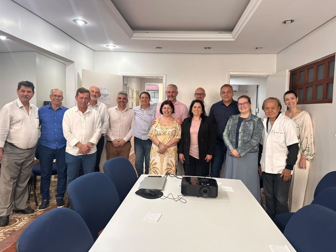 Fachada do Hospital Bom Jesus em Toledo com movimentação de pacientes e equipes médicas