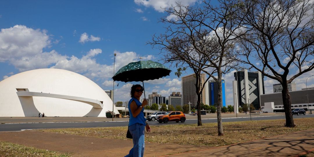 Plantação sob forte sol e nuvens carregadas indicando instabilidade climática na região de Toledo