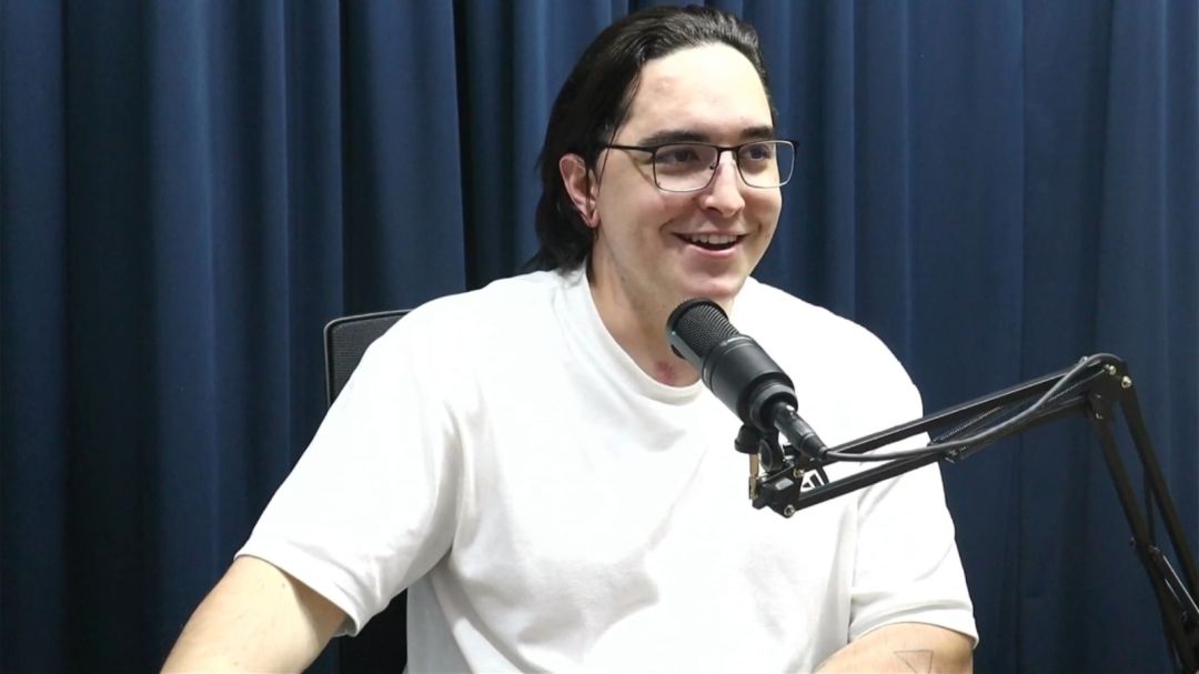 O candidato a deputado estadual João Christofoli durante entrevista abordando propostas de tecnologia e inovação em Toledo