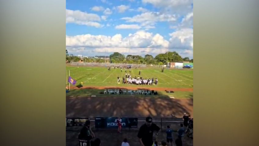 Jogadores de futebol americano em campo durante uma partida interrompida