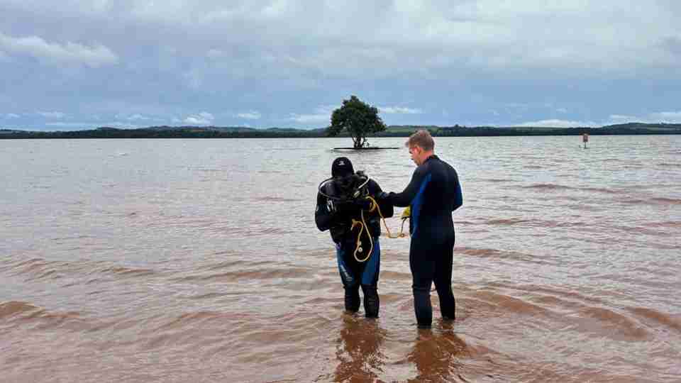 Corpo de Bombeiros em operação de busca e resgate nas águas do Lago de Itaipu, próximo a Porto Mendes.