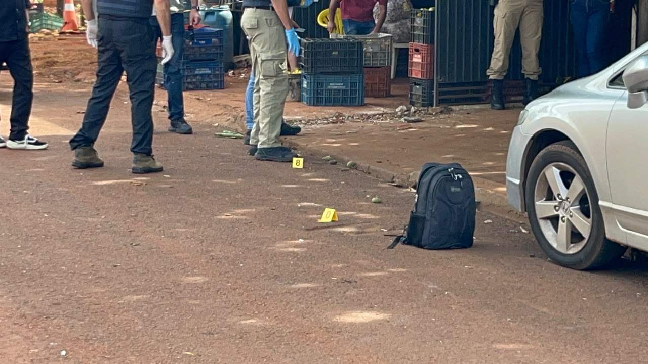 Polícia isola área de crime onde jovem foi morto a tiros em Cascavel.