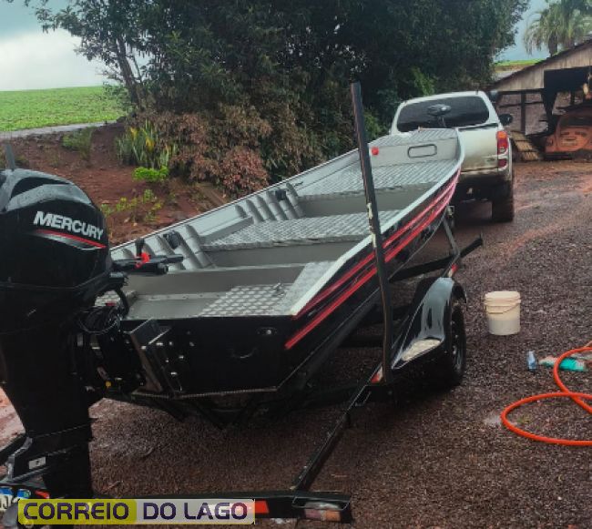 Águas do Lago de Itaipu sob céu nublado com embarcação de resgate em operação