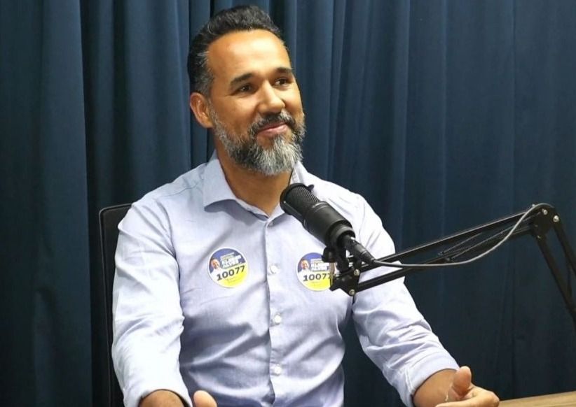 Candidato Kleber Alves sorrindo durante campanha eleitoral em Toledo PR