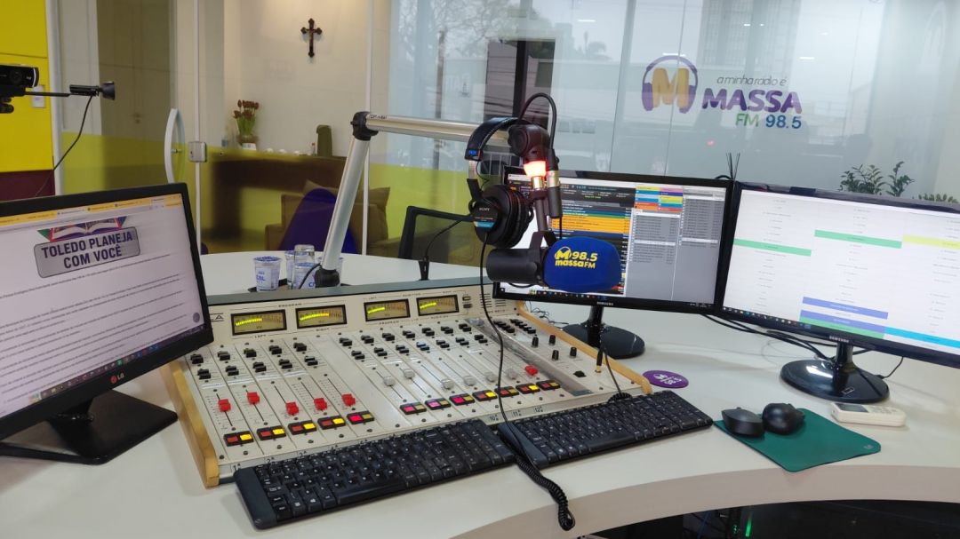 Estúdio de rádio com microfones e equipamentos de transmissão ao vivo em Toledo PR