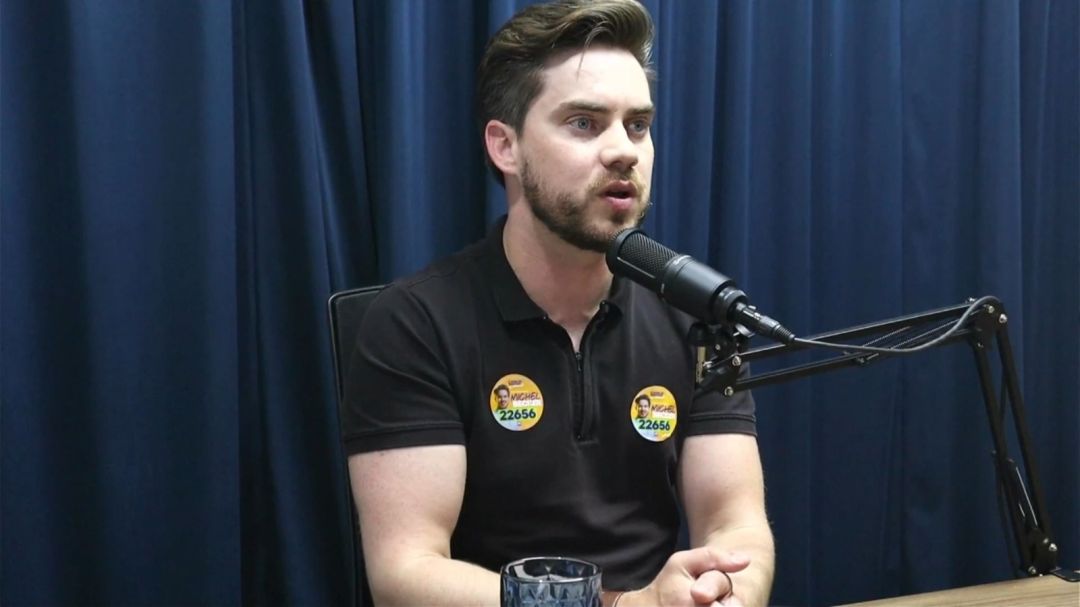 O empresário e candidato a deputado estadual Michel Becker durante entrevista abordando propostas políticas para Toledo