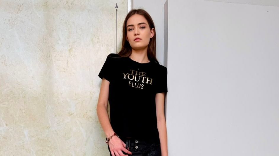 Jovens modelos revelados em Toledo posando em estúdio fotográfico com produções de moda