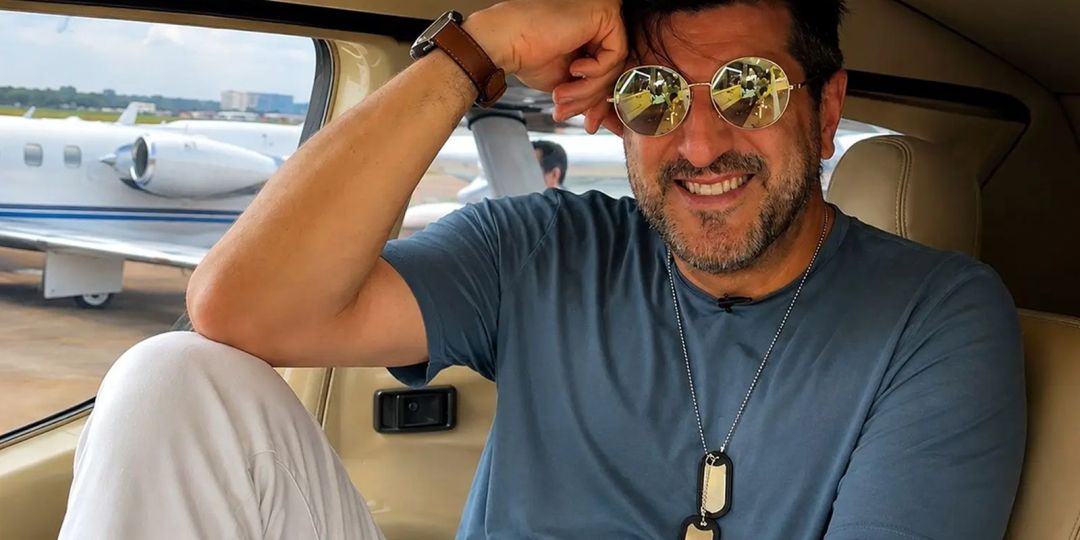 O piloto e youtuber Lito Sousa, conhecido por seu canal de aviação, em uma foto promocional.
