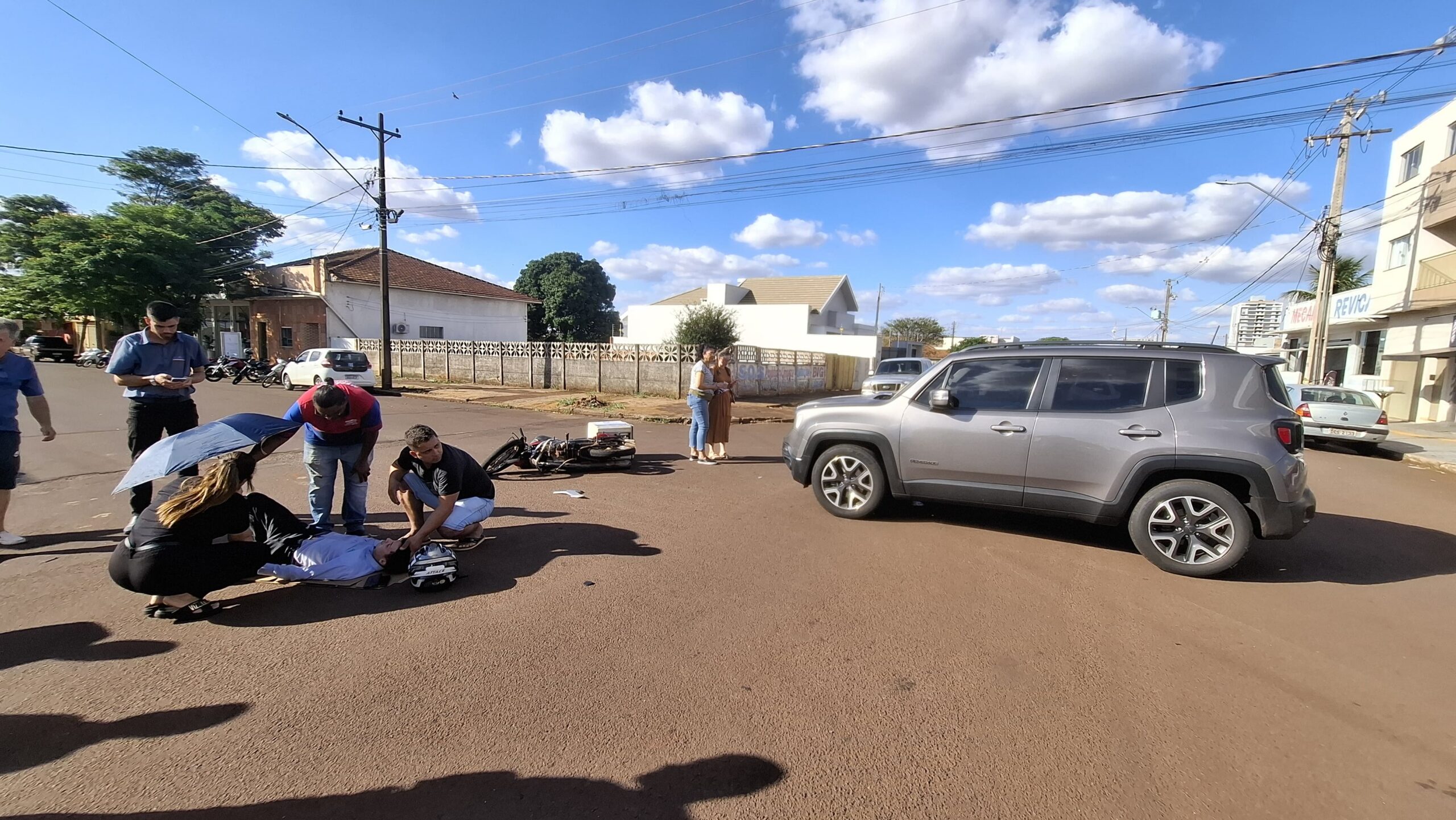 Motocicleta Honda CG 150 Titan e um Jeep Renegade envolvidos em colisão no centro de Assis Chateaubriand