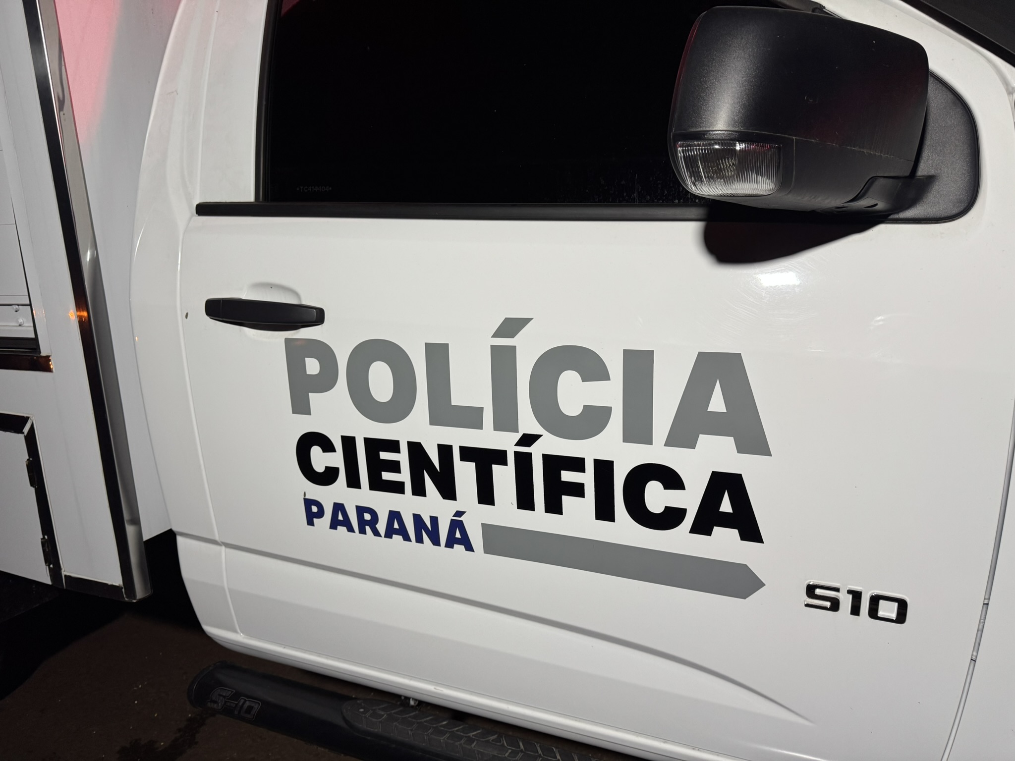 Viaturas policiais e equipes de atendimento estacionadas em rua residencial durante atendimento a ocorrência de óbito