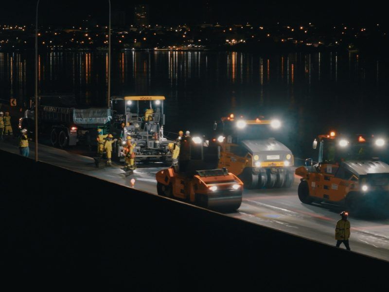 Tráfego de veículos sobre a Ponte Ayrton Senna durante período de suspensão das obras de revitalização