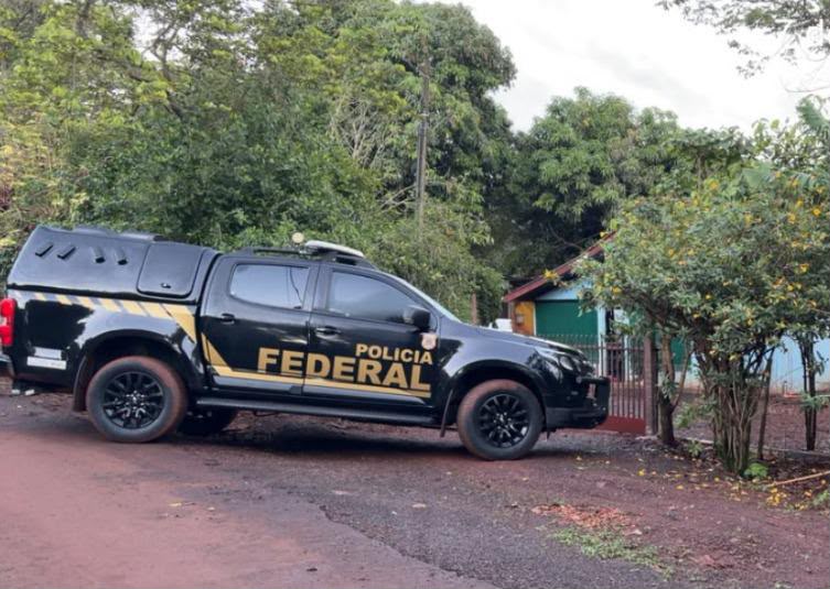 Viaturas da Polícia Federal em missão de cumprimento de mandados de busca e apreensão na região oeste do Paraná