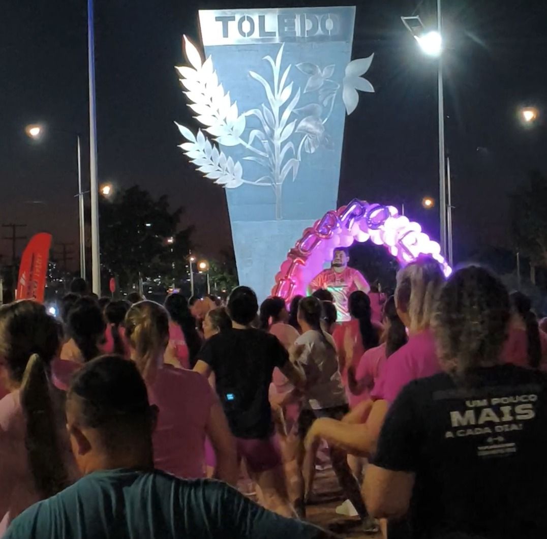 Grupo de pessoas praticando atividades físicas em um ginásio durante aulão do Outubro Rosa promovido pela Champ's Fit em Toledo