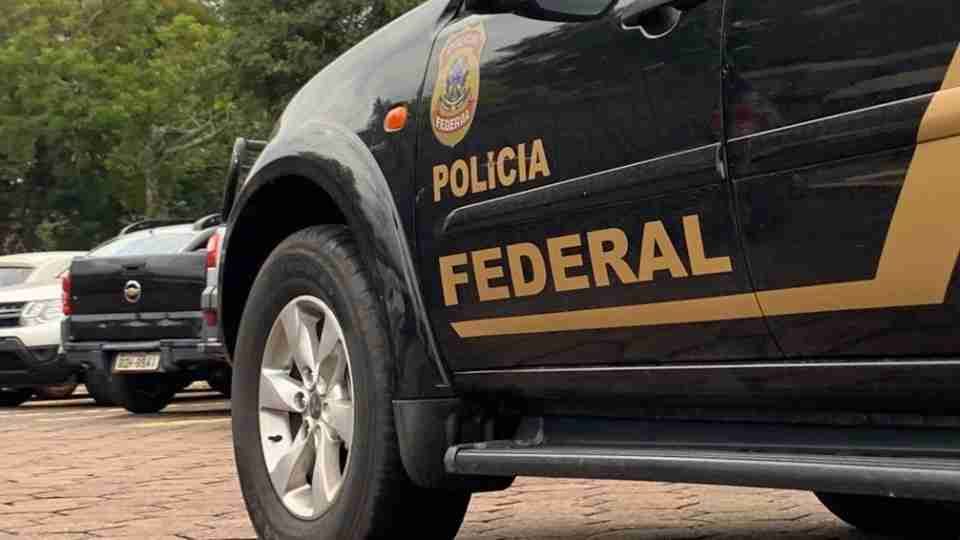 Veículo apreendido com ferramentas para arrombamento e dispositivo eletrônico em operação policial na aduana de Foz do Iguaçu.