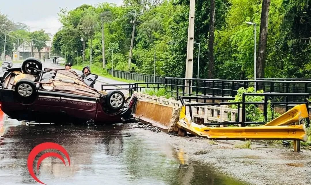 Cobertura informativa sobre passageiro morre e motorista fica ferido após carro bater em ponte em foz do iguaçu em Toledo
