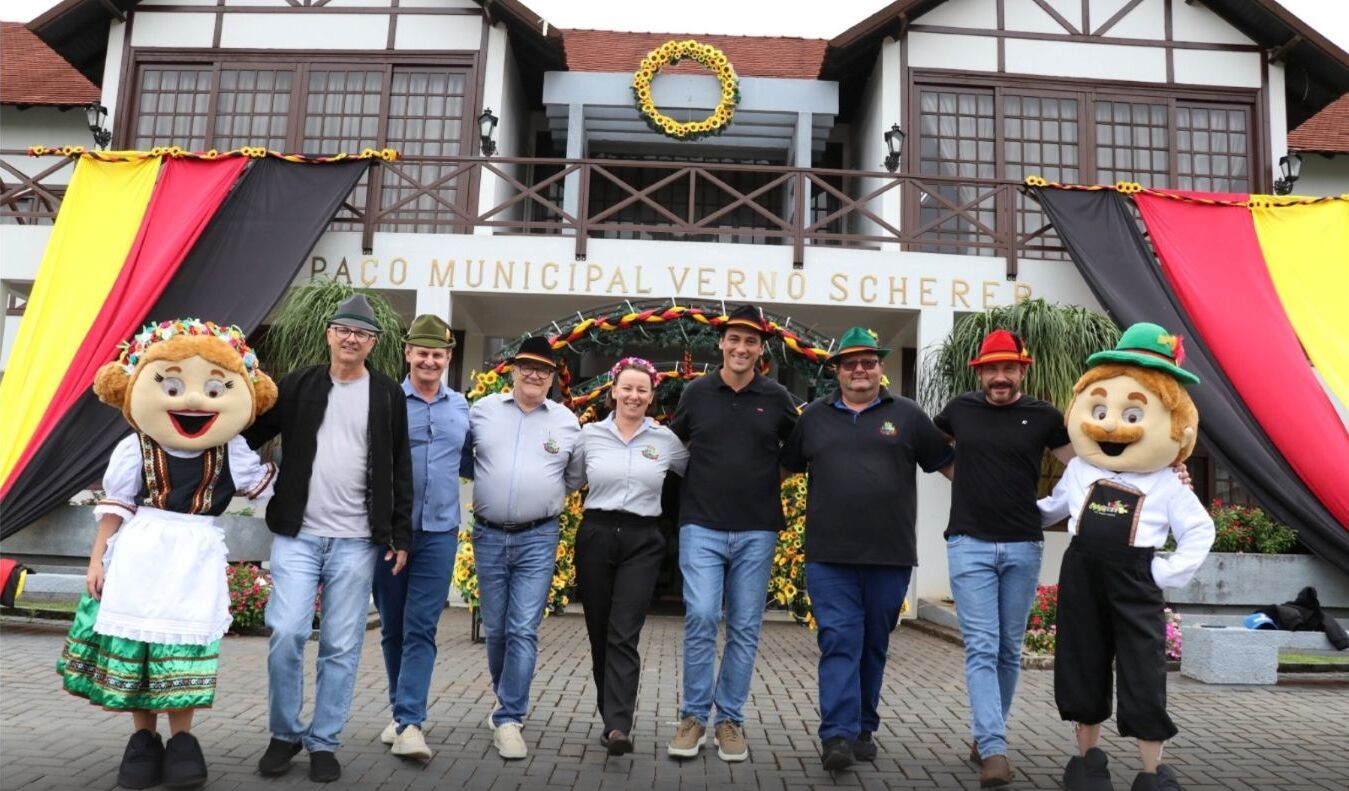Ruas de Pato Bragado decoradas com enfeites típicos germânicos para a 26ª Oktoberfest