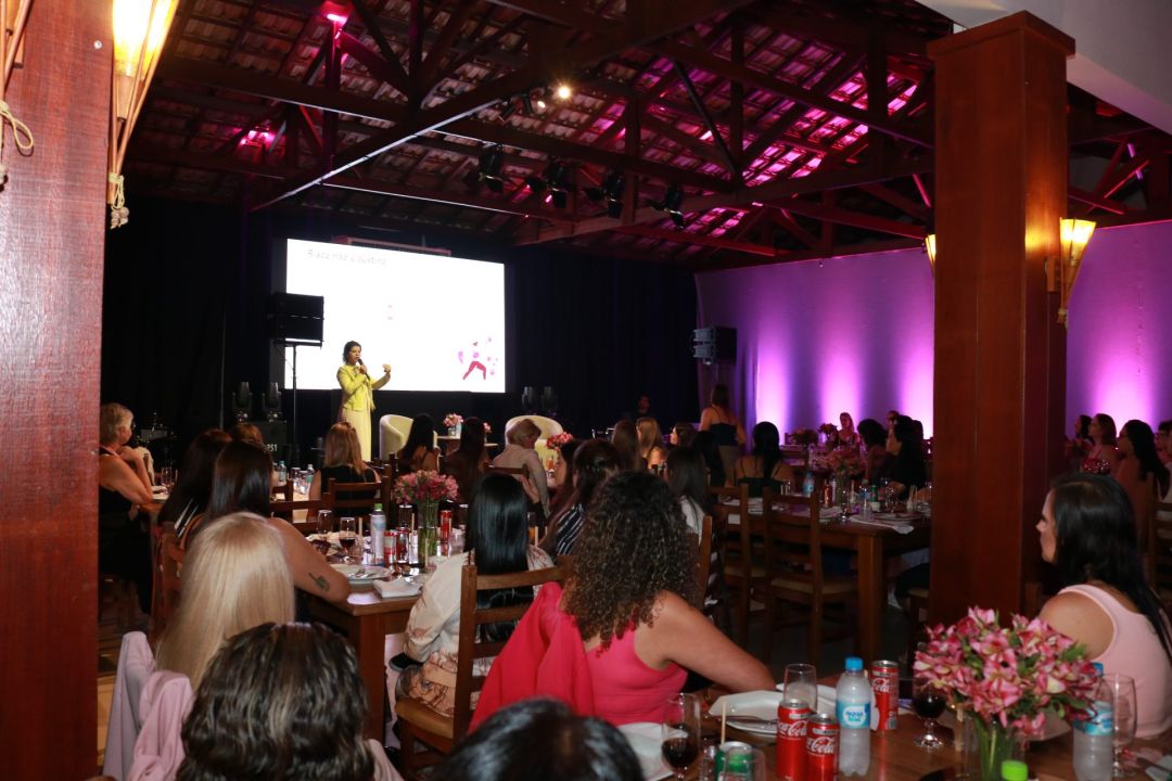 Mulheres reunidas em um evento de palestras e confraternização sobre saúde feminina em Toledo, Paraná.