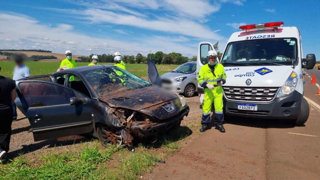 Veículo Peugeot 207 capotado às margens da rodovia BR-163, com equipes de socorro e sinalização no local.
