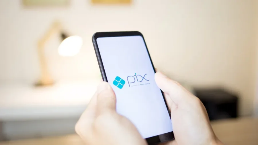 Smartphone exibindo o aplicativo do Banco Central com a tela de pagamento via Pix em destaque
